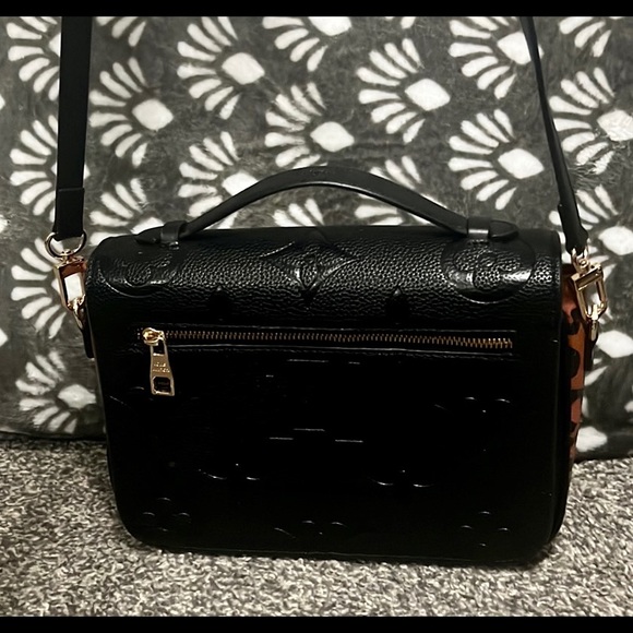 Crossbody Bag with cheetah print on side - Picture 2 of 9